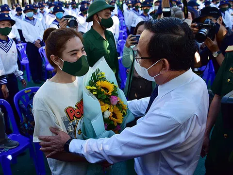 2 "bóng hồng" rạng rỡ giữa ngàn tân binh lên đường nhập ngũ