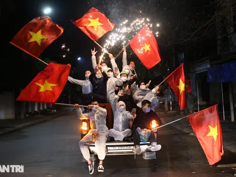 Cờ hoa rực rỡ, người dân vỡ òa cảm xúc khi TP Chí Linh được gỡ phong tỏa