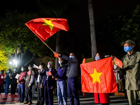 Người dân Hải Dương ăn mừng dỡ bỏ cách ly