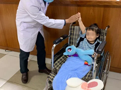 Bé gái rơi từ tầng 13 chung cư được ra viện, người mẹ xúc động: “Đây là hạnh phúc quá lớn lao”