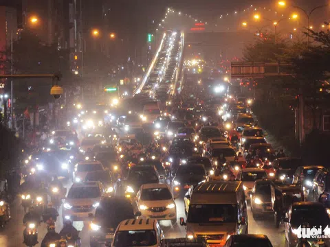 Mưa phùn kéo dài giờ tan tầm, người Hà Nội lại gặp cảnh 'nhích từng bước'