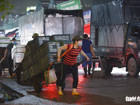 Ngày 8-3 của những nữ cửu vạn chợ Long Biên