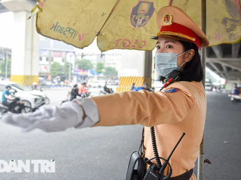 Một ngày của "bông hồng thép" Cảnh sát giao thông Hà Nội