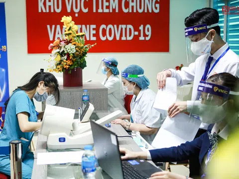 Hà Nội: 30 nhân viên y tế BV Thanh Nhàn được tiêm vắc-xin phòng Covid-19