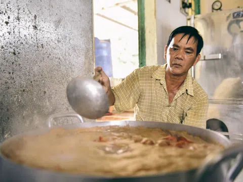 Ông chú không biết chạy xe máy dành cả thanh xuân nấu cơm từ thiện