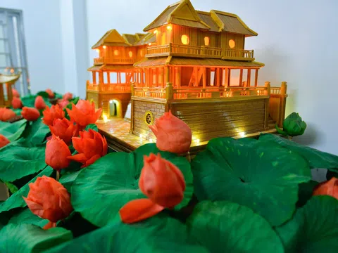 Từ bỏ công việc hàng nghìn USD mỗi tháng để giữ hồn sen bất tử