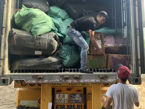 Đà Nẵng: Tạm giữ xe container chở đầy túi xách, giày dép không nguồn gốc