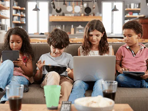 Cha mẹ cần biết nguyên tắc bảo vệ trẻ khỏi nội dung độc hại trên mạng