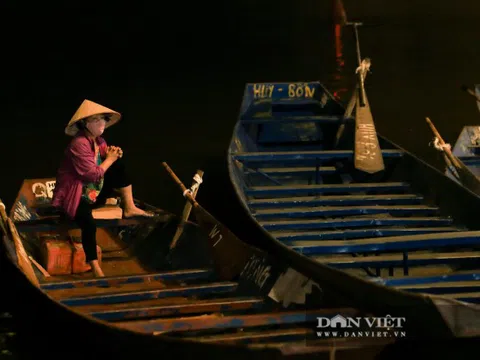 Lái đò thức xuyên đêm chờ chở khách đi tham quan chùa Hương