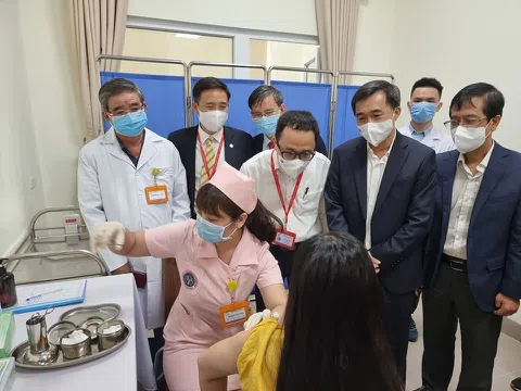 6 tình nguyện viên tiêm thử nghiệm vắc xin COVIVAC phòng COVID-19 của Việt Nam