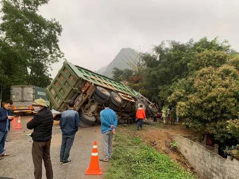 Tai nạn kinh hoàng giữa xe khách và xe tải xảy ra ở Hoà Bình