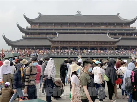 5 vạn người chen chân đi lễ chùa Tam Chúc: Hà Nam đã có giải pháp xử lý