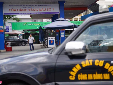 Cảnh sát canh phòng nghiêm ngặt bên ngoài cây xăng ở TP.HCM