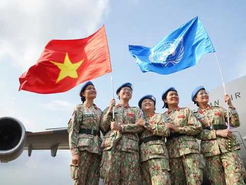 Xúc động hình ảnh các chiến sĩ mũ nồi xanh Bệnh viện dã chiến lên đường sang Nam Sudan