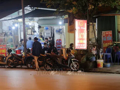 Tái diễn lấn chiếm vỉa hè, lòng đường Hà Nội