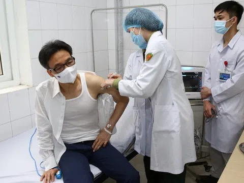 Phó thủ tướng Vũ Đức Đam tiêm thử nghiệm vắc xin Nano Covax