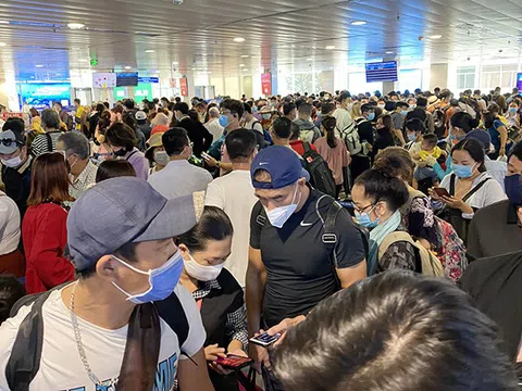 Bất ngờ với hình ảnh biển người ở sân bay Tân Sơn Nhất ngày cuối tuần