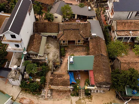 Ngôi nhà cổ gần 200 tuổi chứa bảo vật dát vàng, giá nào cũng không bán