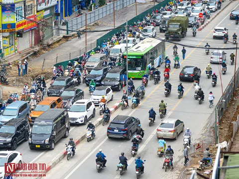 Hà Nội: Người dân nối đuôi nhau đi ngược chiều qua hầm chui đang thi công