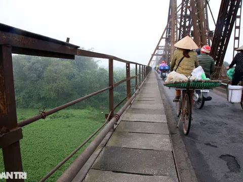 Cầu Long Biên như bị "bỏ rơi" trong tình trạng xuống cấp, hỏng nặng