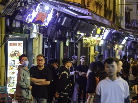 Hà Nội: Phố ‘’Tây’’ nhộn nhịp, nhiều người "quên" đeo khẩu trang