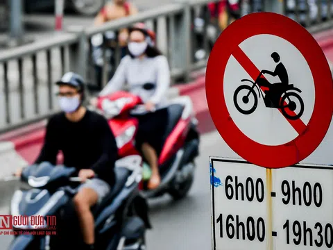 Hà Nội: Biển cấm "vô hình" trên cầu vượt