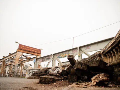 Cầu trăm tuổi ở Hà Nội xuống cấp trầm trọng, dân "nín thở" đi qua