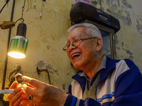 Người thợ kim hoàn thủ công hiếm hoi trong phố cổ