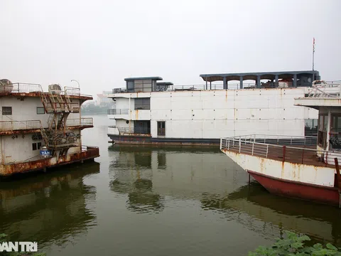 Xác tàu hoen gỉ vẫn nổi trên mặt nước Hồ Tây suốt 4 năm qua