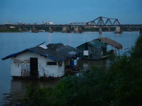 Cách Hồ Gươm 3 km là xóm phao nghèo không điện nước