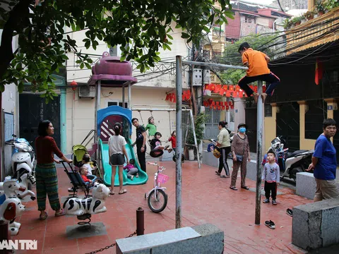 Những sân chơi trẻ em siêu nhỏ trong khu dân cư đông đúc hàng vạn người ở