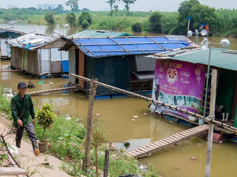 Xóm phao nghèo dưới chân cầu Long Biên