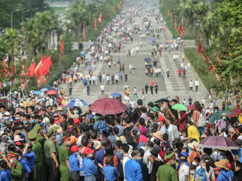 "Biển người" đổ về Đền Hùng trong ngày Giỗ Tổ