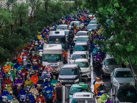 Hà Nội: Sáng đầu tuần giao thông tắc nghẽn vì mưa dông lớn