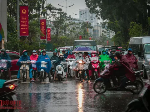 Hà Nội: Mưa lớn, tắc nghẽn nhiều tuyến phố