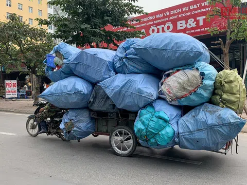 Hãi hùng cảnh "tử thần" ngông nghênh trên đường phố Hà Nội