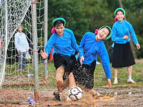 Mặc váy đá bóng - Giải đấu độc đáo ở Quảng Ninh