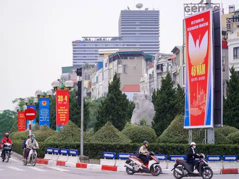 Hà Nội khoác "tấm áo" rực rỡ chào mừng đại lễ 30/4