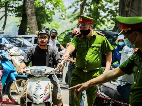 Hà Nội: Không đeo khẩu trang, hàng loạt người bị xử phạt