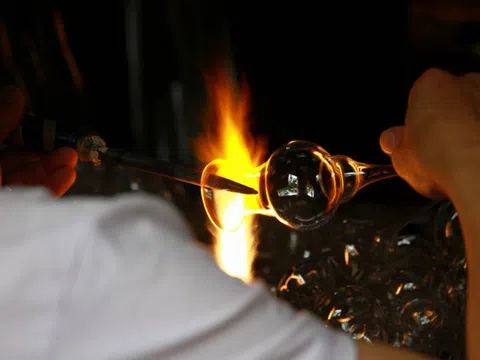 Trăn trở làng nghề thổi thủy tinh