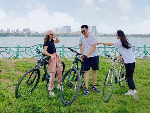 Giải mã cơn sốt xếp hàng thuê xe đạp Hồ Tây, tiểu thương ung dung kiếm tiền triệu mỗi ngày