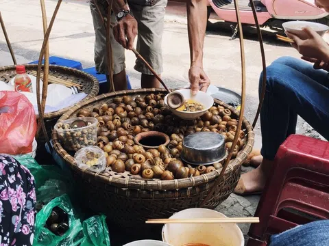 Chua thanh bát bún ốc nguội ngày hè