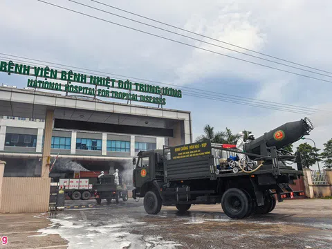 Dàn xe đặc chủng khử trùng Bệnh viện Bệnh Nhiệt đới Trung ương