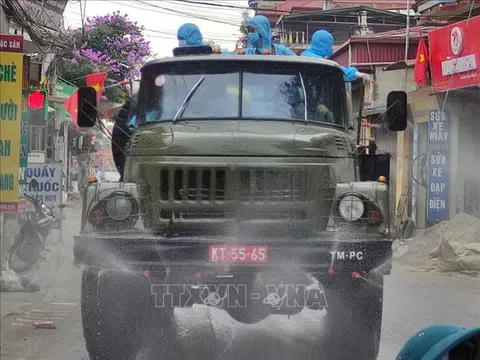 Bộ Tư lệnh Thủ đô Hà Nội tiến hành phun khử khuẩn xã Tô Hiệu, huyện Thường Tín