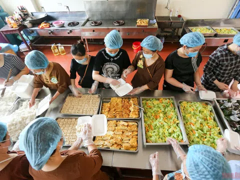 Hàng trăm suất cơm thiện nguyện hỗ trợ bệnh nhân cách ly tại Bệnh viện K Tam Hiệp