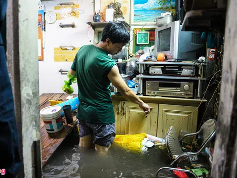 Người dân trắng đêm tát nước, dọn dẹp nhà cửa sau trận mưa lớn