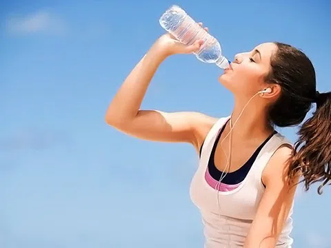 Tránh để cơ thể mất nước vào mùa nắng nóng bằng những tuyệt chiêu sau đây