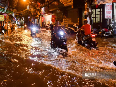 Hà Nội: Mưa lớn kéo dài, ngập nhiều tuyến phố