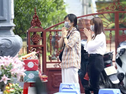 Người dân Thủ đô vẫn đến đền, chùa lễ ngày Một