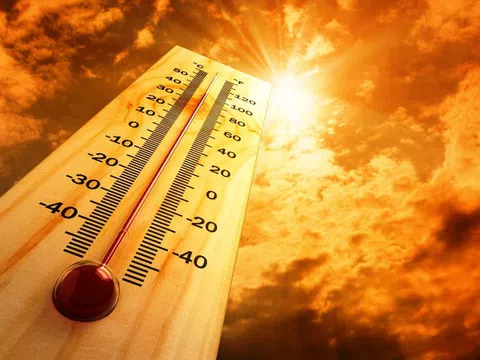 Cuối tuần nắng nóng gay gắt tiếp diễn ở miền Bắc và miền Trung